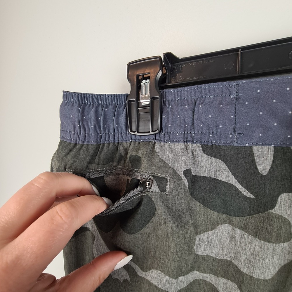 Vuori Short Mens XL Gray Camo Performance 4 Way Stretch Athletic Shorts Swim - Picture 10 of 12